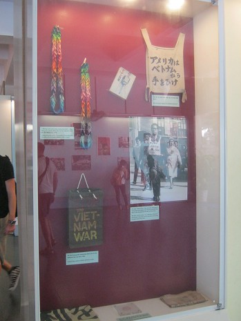Vitrine mit Taschen und Halsketten
                                gegen den Vietnamkrieg