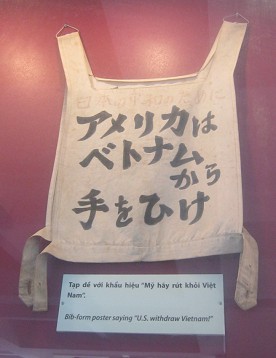 Japan: L�tzchen f�r
                                  Babys mit dem Appell an die
                                  kriminellen "USA", sich aus
                                  Vietnam zur�ckzuziehen: L�tzchen als
                                  Protestplakat mit der Forderung
                                  "USA, zieh dich aus Vietnam
                                  zur�ck"