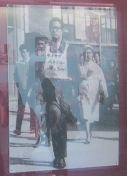 Japan: Kaneko Tokuyoshi trug von 1965
                              bis 1973 tagt�glich dieses
                              Anti-Vietnam-L�tzchen gegen den
                              Vietnamkrieg mit der Forderung: "USA,
                              zieh dich aus Vietnam zur�ck!"