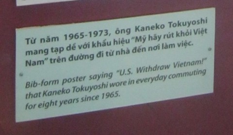 Kaneko Tokuyoshi tr�gt
                            tagt�glich ein Anti-Vietnam-L�tzchen gegen
                            den Vietnamkrieg 1965-1973, Text
