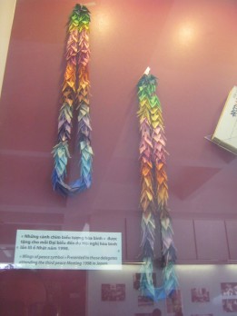 Japanische
                                    Friedenshalsketten von 1998: Diese
                                    symbolischen
                                    "Friedensfl�gel" wurden
                                    den Delegierten �berreicht, die 1998
                                    am dritten Friedenstreffen in Japan
                                    teilnahmen