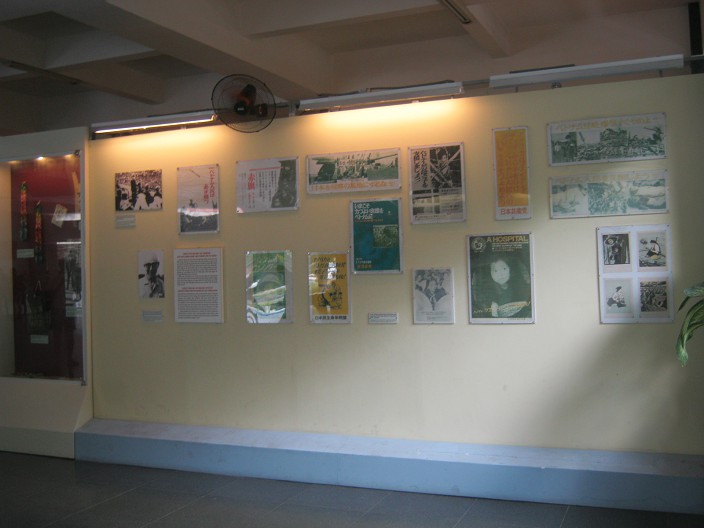 Foto- und
                                  Postergalerie mit Protestplakaten
                                  gegen den Vietnamkrieg