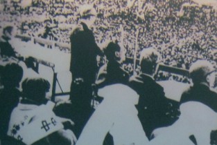 Japan: Demonstration
                              gegen den Vietnamkrieg 1966: Einwohner von
                              Tokio (Hauptstadt Japans) trafen sich im
                              M�rz 1966 zu einem Protest gegen
                              die"US"-Regierung mit der
                              Forderung, die Truppen aus Vietnam
                              abzuziehen.