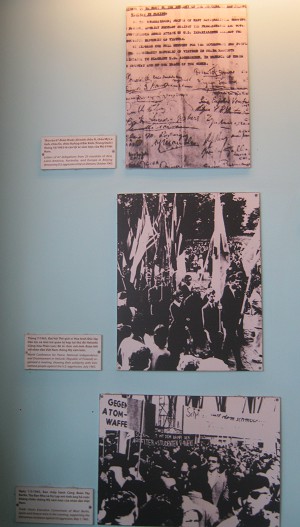 Fotos mit
                              Brief und Demonstrationen gegen den
                              Vietnamkrieg