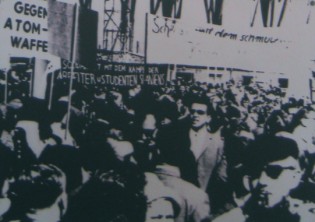 West-Berlin,
                              Demonstration der Gewerkschaften gegen den
                              Vietnamkrieg am 1. Mai 1965