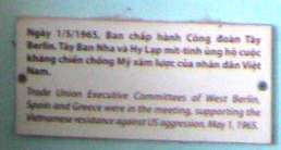 West-Berlin, Demonstration gegen den
                            Vietnamkrieg am 1. Mai 1965, Text