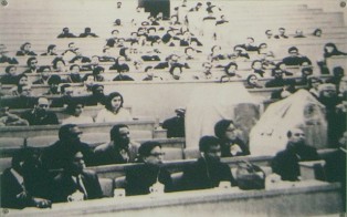 Peking:
                              Versammlung gegen den Vietnamkrieg am 19.
                              M�rz 1968: Namhafte Friedensaktivisten und
                              Friedensexperten aus 40 L�ndern trafen
                              sich in Peking (Hauptstadt Chinas), um am
                              19. M�rz 1968 die
                              "US"-Aggression gegen Vietnam zu
                              verdammen.