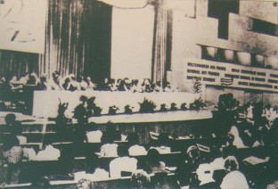 Helsinki: Frauenversammlung gegen den
                              Vietnamkrieg, Juni 1969: Im Juni 1969
                              wurde in Helsinki (Finnland, SF) der
                              Kongress der Internationalen
                              Demokratischen Frauenf�deration abgehalten
                              mit dem Appell an alle L�nder [der Welt],
                              das vietnamesische Volk zur nationalen
                              Rettung gegen die "USA" zu
                              unterst�tzen.