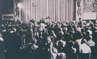 Oslo:
                                    Die Kriegsverbrechenskommission
                                    gegen den Vietnamkrieg von 1971: Vom
                                    20. bis 25. Juni 1971 wurde in Oslo
                                    die zweite Session der
                                    Internationalen
                                    Untersuchungskommission �ber
                                    "US"-Kriegsverbrechen in
                                    Indochina abgehalten.