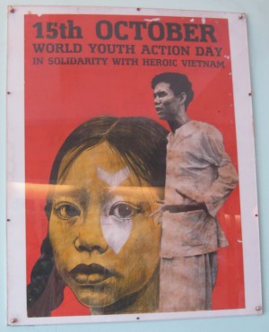 Plakat des
                              Internationalen Jugendtags f�r das
                              heldenhafte Vietnam, 5. April 1973:
                              Werbeposter der Studentenvertreter und der
                              internationalen Jugend f�r die
                              Unterst�tzung des vietnamesischen Volkes
                              in ihrem Widerstand gegen die
                              "US"-Aggression, 5. April 1973