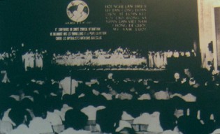 Gewerkschaftsversammlung gegen den
                              Vietnamkrieg in Hanoi, Juni 1965: Vom 2.
                              bis 7. Juni 1965 wurde in Hanoi
                              (Hauptstadt von Nordvietnam) die Zweite
                              Konferenz des Internationalen
                              Gewerkschaftskomitees f�r Solidarit�t mit
                              den Arbeitern und dem vietnamesischen Volk
                              gegen die imperialistische
                              "US"-Aggression abgehalten.