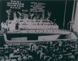 Internationale Konferenz gegen den
                              Vietnamkrieg in Hanoi, November 1964:
                              Internationale Vereinigte Konferenz mit
                              Vietnamesen gegen die
                              "US"-Aggression, Hanoi 1964