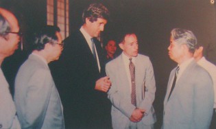 Delegation der
                              kriminellen "USA" mit Kerry in
                              Vietnam, 1993: Der Generalsekret�r der
                              Kommunistischen Partei Vietnams, Kamerad
                              Do Muoi, traf sich mit
                              Kongressabgeordneten der "USA"
                              und einer Veteranendelegation in Vietnam.
                              Die Besprechungen dauerten vom 15. bis zum
                              18. Juli 1993.