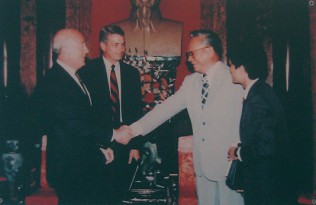 Delegation aus den kriminellen
                              "USA" in Vietnam 1993: Im Jahre
                              1993 empfing der Pr�sident der
                              Sozialistischen Republik Vietnams, Herr Le
                              Duc Anh, Abgeordnete des
                              Repr�sentantenhauses der "USA",
                              die in Vietnam auf Rundreise waren.