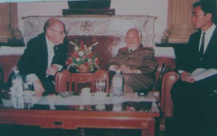 Der
                                              kriminelle McNamara in
                                              Vietnam, November 1995: Im
                                              November 1995 traf sich
                                              General V�_Nguy�n_Gi�p mit
                                              dem ehemaligen
                                              "US"-Aussenminister
                                              Robert McNamara.