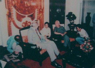 Ein krimineller
                                "US"-Navy-Kommandeur in
                                Vietnam 1994: General V�_Nguy�n_Gi�p
                                empfing im Jahre 1994 den ehemaligen
                                "US"-Navy-Admiral Elmo
                                Zumwalt, der in Vietnam direkt den
                                Feldzug mit den t�dlichen Chemikalien
                                befehligte.