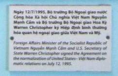 1995: Der
                              "US"-Aussenminister der
                              Clinton-Regierung, Christopher,
                              unterzeichnet den Friedensvertrag mit
                              Vietnam