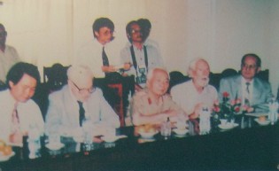 Empfang des
                              OSS-Teams 1995: 1995 empfing General
                              V�_Nguy�n_Gi�p das OSS-Team, das 1945 in
                              Viet Bac die Milit�rausbildung f�r die
                              Viet-Minh-Truppen [gegen die Japaner]
                              geleitet hatte.