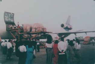 Die
                              Kokain-Clinton-Regierung schickte
                              Hilfsg�ter durch ein Programm "Heart
                              to Heart": Die Organisation
                              "Heart to Heart" brachte dem
                              vietnamesischen Volk medizinische G�ter im
                              Wert von 7,5 Millionen Dollar.