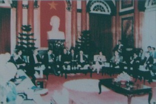 Kriminelle
                                "USA": Da ist eine
                                "Handelsdelegation" in
                                Vietnam: Am 12. Oktober 1995 begr�sste
                                der Generalsekret�r der Vietnamesischen
                                Kommunistischen Partei, Do Muoi, �ber 60
                                "US"-Gesch�ftsleute und
                                Journalisten, die in Vietnam auf
                                Rundreise waren.