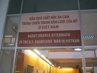 Die
                                          �berschrift am Halleneingang
                                          "Auswirkungen durch Agent
                                          Orange im aggressiven
                                          "US"-Krieg in
                                          Vietnam ("Agent Orange
                                          Aftermath in the U.S.
                                          Aggressive War in
                                          Vietnam")