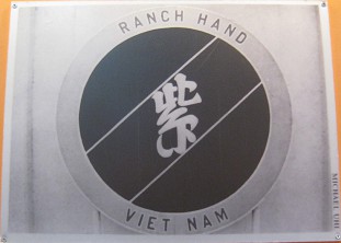 Das Logo der
                              Entlaubungsoperation "Ranch
                              Hand": Dies war das Logo der
                              "Operation Ranch Hand", des
                              Programms der "US"-Luftwaffe, um
                              ganze Gegenden in S�dvietnam und Laos zu
                              entlauben, von Januar 1962 bis Februar
                              1971 [und dann unter
                              "US"-Pr�sident Nixon auch in
                              Kambodscha 1972-1975].