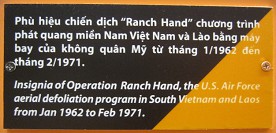 Das Logo der
                              Entlaubungsoperation "Ranch
                              Hand", Text: Dies war das Logo der
                              "Operation Ranch Hand", des
                              Programms der "US"-Luftwaffe, um
                              ganze Gegenden in S�dvietnam und Laos zu
                              entlauben, von Januar 1962 bis Februar
                              1971 [und dann unter
                              "US"-Pr�sident Nixon auch in
                              Kambodscha 1972-1975].