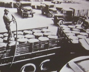 NATO-Milit�rflugplatz Da Nang:
                              Agent-Orange-F�sser werden auf einem
                              Lastwagen zu einem Flugzeug gefahren