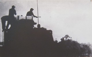 Entlaubungsaktion
                                    mit Agent Orange vom Panzer aus:
                                    NATO-GI-Soldaten spr�hen
                                    Entlau-bungschemikalien mit einem
                                    Buffalo-Turbinenwerfer, der auf
                                    einem Fahrzeug M113 montiert ist
                                    (Mai 1968).