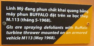 Entlaubungsaktion
                                    mit Agent Orange vom Panzer aus,
                                    Text: NATO-GI-Soldaten spr�hen
                                    Entlau-bungschemikalien mit einem
                                    Buffalo-Turbinenwerfer, der auf
                                    einem Fahrzeug M113 montiert ist
                                    (Mai 1968).