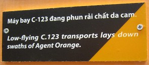 "US"-NATO-Entlaubungsaktion
                              gegen Vietnam mit hochgiftigem Agent
                              Orange mit Flugzeug, Text:
                              C.123-Transportflugzeuge fliegen im
                              Tiefflug und sprayen Agent Orange unter
                              der Flugbahn.
