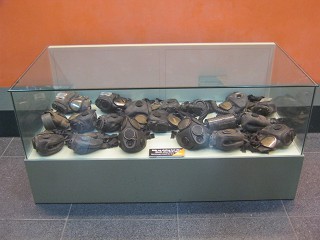 Die NATO-Truppen in Vietnam mit
                                  Gasmasken, Vitrine: Dienst-Gasmasken
                                  f�r "US"-Soldaten [und
                                  NATO-Soldaten anderer L�nder]