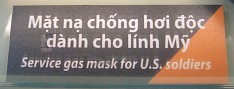 Die
                                NATO-Truppen in Vietnam mit Gasmasken,
                                Vitrine Die NATO-Truppen in Vietnam mit
                                Gasmasken, Schild: Dienst-Gasmasken f�r
                                "US"-Soldaten [und
                                NATO-Soldaten anderer L�nder]