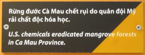 Durch Agent Orange entlaubter
                              Mangrovenwald in der Provinz Ca Mau, Text:
                              Chemiewaffen der "USA" rotten
                              den Mangrovenwald aus, Provinz Ca Mau