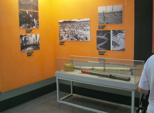 Fotoecke mit Fotos vom durch Agent
                              Orange zerst�rten Urwald in Vietnam