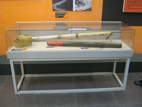 Vitrine mit
                                  einem Herbizidbeh�lter und einer
                                  Sprayd�se f�r Agent Orange 01