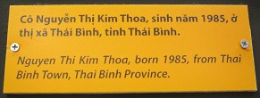Agent-Orange-Opfer, Text: Nguyen Thi
                              Kim Thoa, geboren 1985, aus der Stadt Thai
                              Binh, Provinz Thai Binh