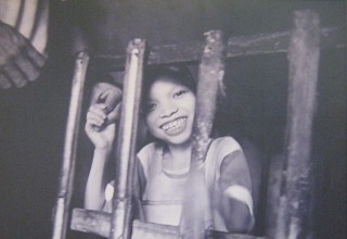 Agent-Orange-Opfer Nguyen
                                  Thi Men: Nguyen Thi Men ist 21 Jahre
                                  alt und lebt im Distrikt Vu Thu,
                                  Provinz Thai Binh. Sie muss
                                  tragischerweise in einem k�figartigen
                                  Haus leben. Den ganzen Tag versucht
                                  man, sie zu f�ttern. Pl�tzlich, als
                                  sie ihren Vater erkennt, streckt sie
                                  ihre Hand durch das Gitter aus und
                                  greift nach ihm. Ihr Vater, Nguyen Van
                                  Hang, k�mpfte in den Bergen von Truong
                                  Son, als er durch Agent Orange
                                  verseucht wurde.