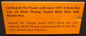 Agent-Orange-Opfer Huynh Thi Thuan,
                              Text: Huyn Thi Thuan, geboren 1977, aus
                              dem Dorf Dai Cat, Gemeinde Minh Phung,
                              Distrikt Ninh Hoa, Provinz Khanh Hoa