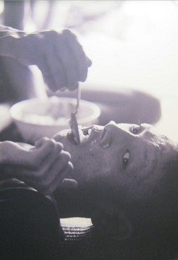 Agent-Orange-Opfer Tung, stumm: Tung
                              kann nicht sprechen, ist stumm, und kann
                              nur durch die Hilfe anderer essen und
                              trinken. Aber seine Augen zeigen einen
                              Eifer, dass dass er immer noch klug und
                              verst�ndnisvoll ist. Es war
                              aussergew�hnlich zu sehen, wie seine Augen
                              von dem Durst nach dem Leben eines
                              normalen Menschen leuchteten. Ich hatte
                              das Gef�hl, dass aus dem, was in seinen
                              Augen zu sehen war, wichtige Lektionen
                              �ber das Leben zu lernen waren.
                              Tragischerweise starb Tung im August 2004.
                              Foto: Do�n D�c Minh