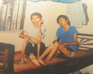 Zwei Agent-Orange-Opfer: Hoang Van
                              Thong und Hoang Van Thaoi: Hoang Van
                              Thong, geboren 1974, und Hoang Van Thoai,
                              geboren 1975, aus der Gemeinde Van Cam,
                              Distrikt Hung Ha, Provinz Thai Binh [kaum
                              Muskelaufbau an Armen und Beinen]