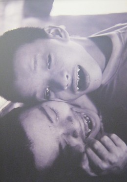 Zwei Agent-Orange-Opfer: Nguyen
                              Van Truong (20), Nguyen Van Lanh (18):
                              Zwei Agent-Orange-Opfer, Nguyen Van
                              Truong, 20 Jahre, und Nguyen Van Lanh, 18
                              Jahre, in Cam Lo, Provinz Quang Tri.
                              Tagt�glich ohne Pause schreien die beiden
                              Br�der herum und rufen ohne Harmonie in
                              ihrem kleinen, vermoderten Haus. Der
                              menschlichste Moment ereignete sich, als
                              sich die beiden Br�der umarmten, wie wenn
                              sie nach etwas Leidenschaft suchen w�rden.
                              Foto: Do�n D�c Minh