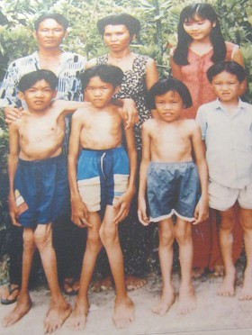 4
                              Geschwister sind alle Agent-Orange-Opfer:
                              Die vier Geschwister Phong, Thao, Huong
                              und Ha (erste Reihe), sie kommen aus der
                              Gemeinde Phu Phong, Distrikt Chau Thanh,
                              Provinz Tien Giang [zum Teil fehlt der
                              Hals, gedrungener Oberk�rper, zum Teil
                              unproportionierte Arme, zum Teil totale
                              X-Beine]