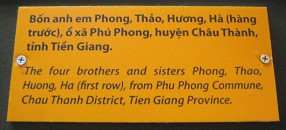 4 Geschwister sind alle
                              Agent-Orange-Opfer, Text: Die vier
                              Geschwister Phong, Thao, Huong und Ha
                              (erste Reihe), sie kommen aus der Gemeinde
                              Phu Phong, Distrikt Chau Thanh, Provinz
                              Tien Giang