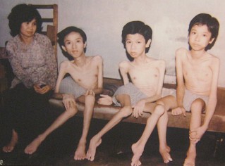 Drei Agent-Orange-Opfer:
                              Mai Giang Vinh, Mai The Quang und Mai The
                              Huy: Nguyen Thi Bich Ngoc vom Distrikt Nr.
                              11, Saigon (Ho Chi Minh-Stadt), hat 7
                              Kinder, davon sind drei durch die
                              Aussetzung von Agent Orange / Dioxin
                              gesch�digt: Mai Giang Vinh, Mai The Quang
                              und Mai The Huy [fehlender Muskelaufbau an
                              Armen und Beinen].