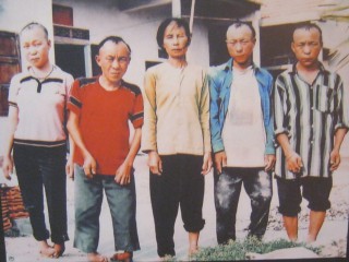 Mutter (in der
                              Mitte) mit 4 Kindern, alles
                              Agent-Orange-Opfer: [Die Mutter] Nguyen
                              Thi Nghien (54 Jahre) aus der Gemeinde
                              Nghia Lo, Distrikt Nghia Dan, Provinz Nghe
                              An. Alle ihre 4 Kinder sind durch die
                              Aussetzung von Agent Orange / Dioxin
                              betroffen.
