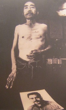 Agent-Orange-Opfer Daniel
                                      Salmon: "Das Foto ist von
                                      Daniel Salmon, der in der
                                      Luftwaffe eine Laufbahn als
                                      Elektriker machte. Er machte in
                                      Vietnam zwei Rundreisen, wo er bei
                                      Rodungen half, um Dschungel in
                                      Landepisten zu verwandeln. Sie
                                      gebrauchten ein Entlaubungsmittel,
                                      und er war dem wiederholt
                                      ausgesetzt. Einige Jahre sp�ter
                                      entwickelten sich bei ihm
                                      Schwindel, Kopfweh,
                                      Verdauungsprobleme und
                                      Wundstellen. Einige seiner Finger
                                      wurden amputiert und dann auch
                                      beide Beine. Er starb 1984. Nach
                                      dem Verlassen der Luftwaffe konnte
                                      er eine lange Zeit keine
                                      Versicherungsleistungen oder
                                      medizinische Leistungen wegen
                                      seiner Invalidit�t erhalten. Sein
                                      Todesbericht sagt aus, seine
                                      Gesundheitsprobleme k�nnten durch
                                      Agent Orange verursacht worden
                                      sein."