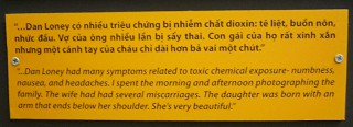 Agent-Orange-Opfer Dan Loney,
                                      Text: "Dan Loney hatte viele
                                      Symptome, die einer chemischen
                                      Verseuchung entsprachen -
                                      Taubheit, Schwindel und Kopfweh.
                                      Ich verbrachte den Morgen und den
                                      Nachmittag mit dem Fotografieren
                                      der Familie. Die Ehefrau hatte
                                      einige Fehlgeburten. Die Tochter
                                      wurde mit einem verst�mmelten Arm
                                      geboren, der bereits unter der
                                      Schulter endet. Sie ist sehr
                                      sch�n."