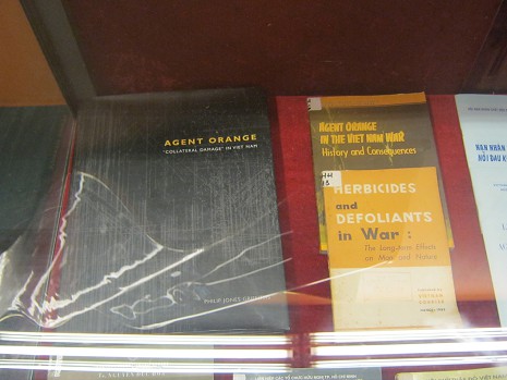 B�chersammlung zum
                              Vietnamkrieg und Agent Orange 01
