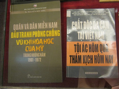 B�chersammlung zum
                              Vietnamkrieg und Agent Orange 03